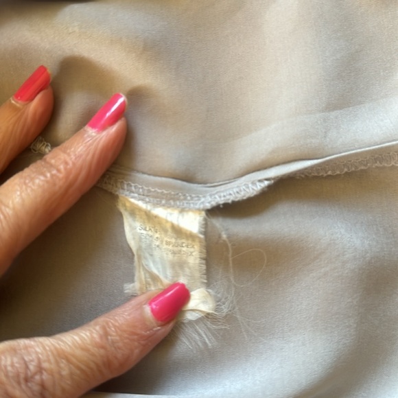 💕Bebe Pearl Grey Silk Tuxedo Statement Sleeve Blouse M VGUC - Picture 10 of 10